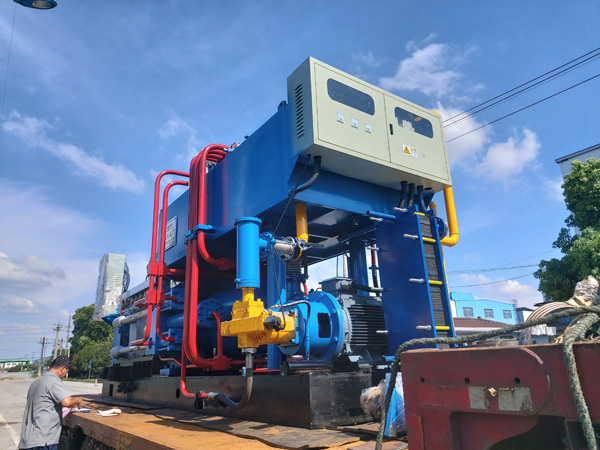 660吨挤反锁紧挤压机